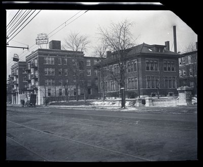 Harlan Court Apartments und ein Nachbarhaus in der Delmar Boulevard 5457 von Unknown